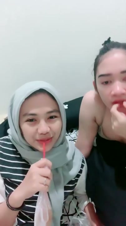 ukhti dan teman barbarnya iseng di kost-an.mp4