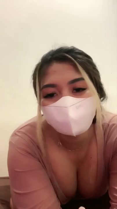 Zara Ngangkang Pamer Nenen Menggoda Penonton
