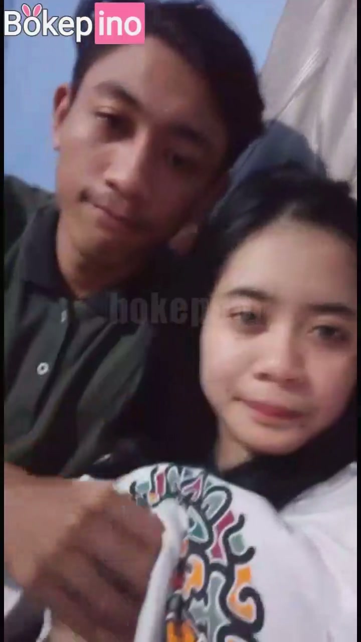 60 Remes Toket Kenyal Ayank di Ruang Tamu