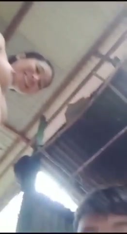 Cewenya penurut diajak main di belakang rumah .mp4