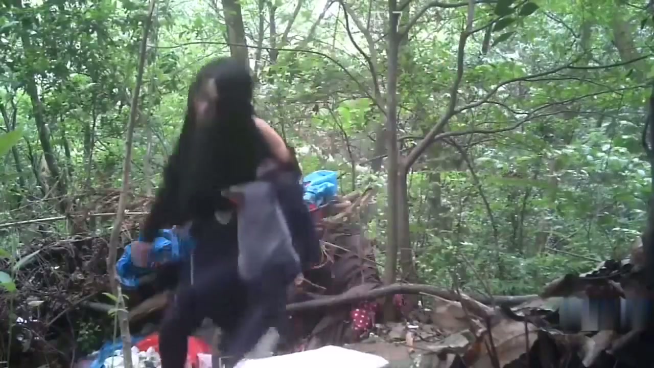 Ayah tiri Asia melakukan tanpa pelana di hutan dengan pelacur yang lebih mu.mp4