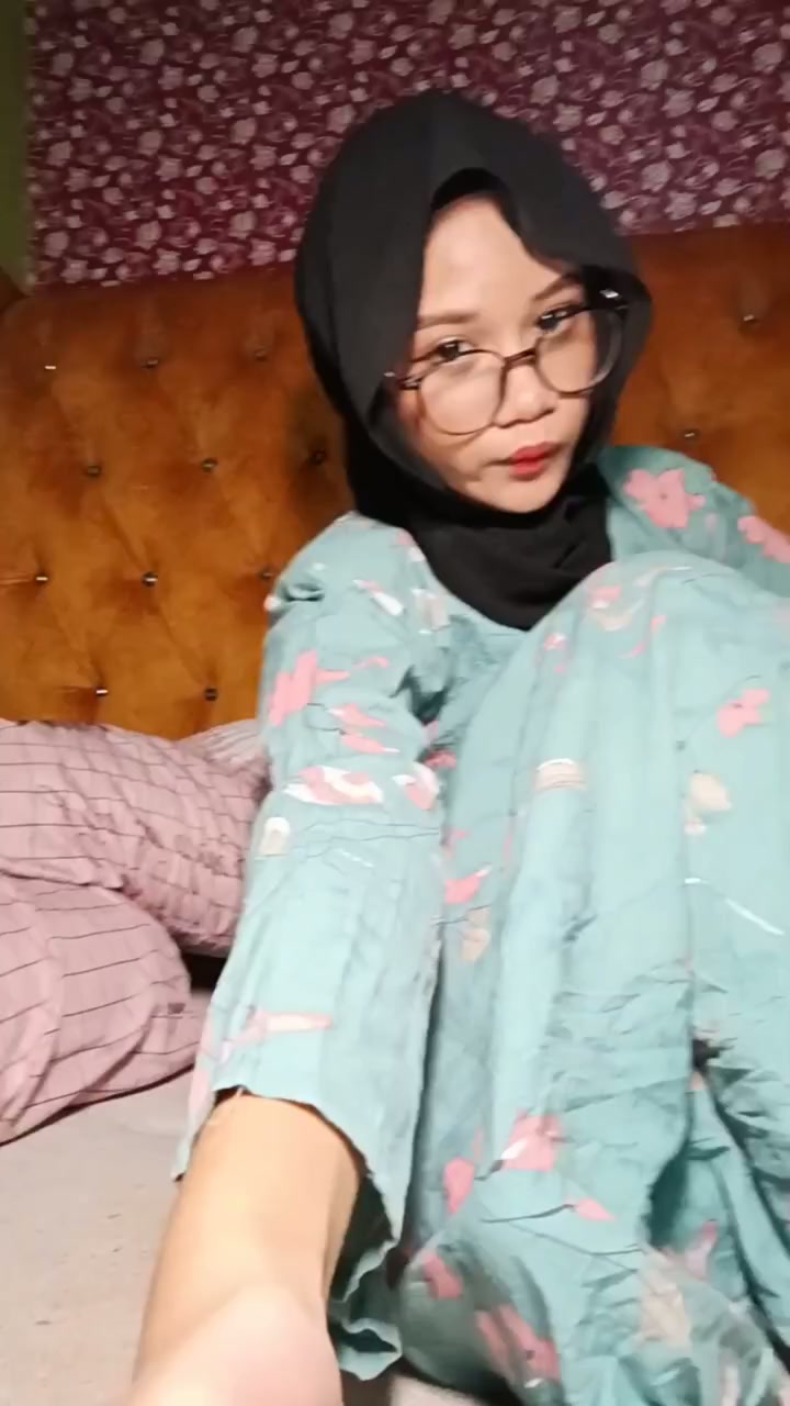Hijab hitam Vs Dildo pink jumbo.mp4