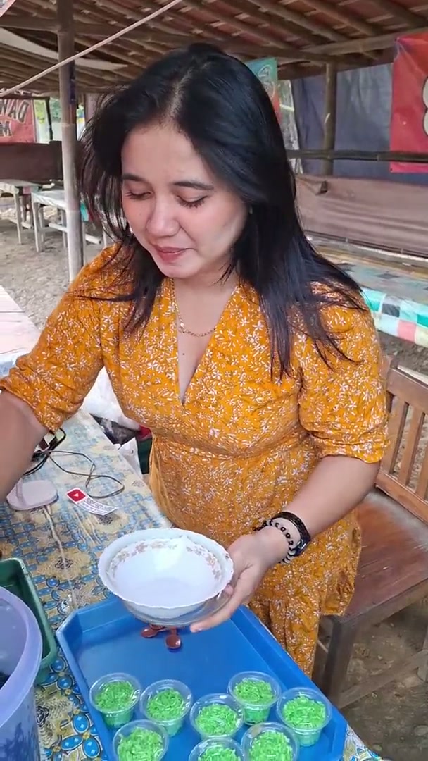 Janda jualan es dawet pembeli pada betah.mp4 - PoopHD - PoopHD.mp4