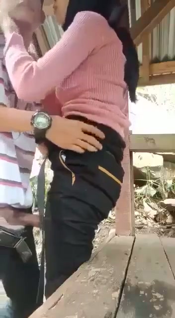 dua sejoli bermain di gubuk