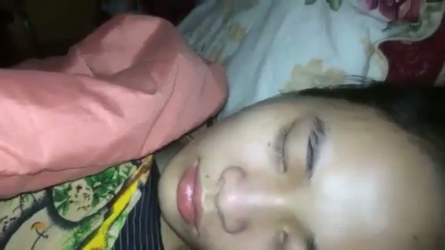 Sepupu lagi tidur di masukin.mp4