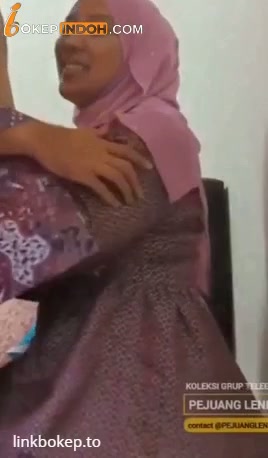 Bokep Indo Skandal Perselingkuhan Antar Guru Dengan Kepala Sekolah Bokepindoh.mp4