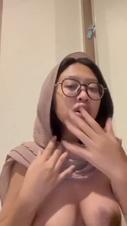 Mahasiswa Hijab di Tinggal Pacarnya Tidur pas VC.mp4