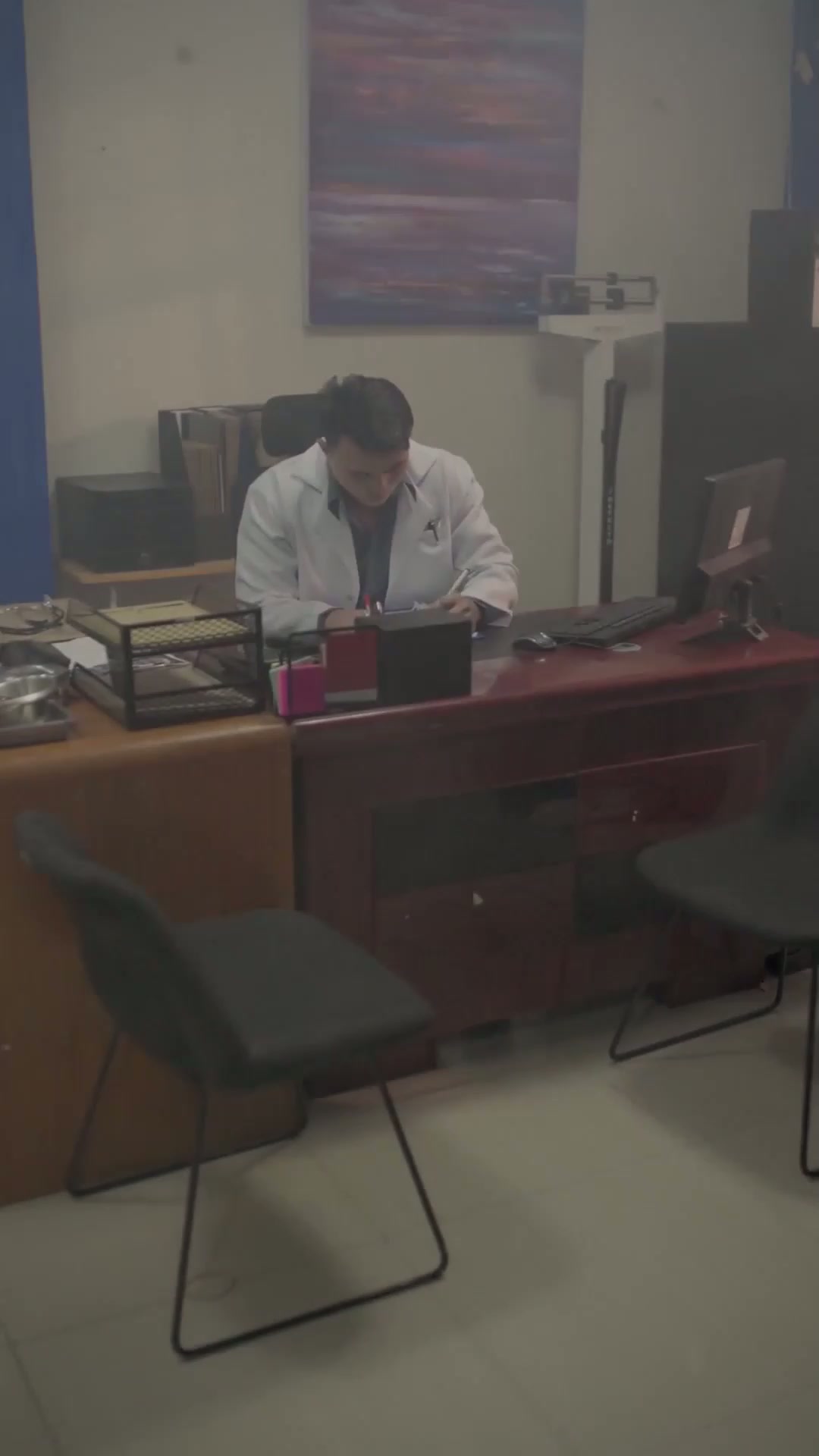 dokter ini mencoba menolong seorang wanita dengan keluhan dadanya yang sakit