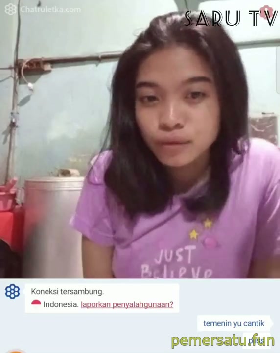 Ometv cantik lagi duduk santai di dapur