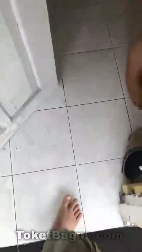 Kurir paket COD dildo malah disuruh praktek colokin ke memek ceweknya - PoopHD.mp4