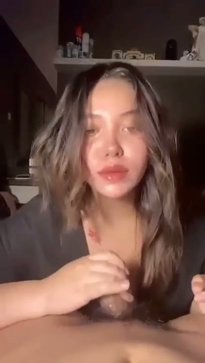 Abg rambut pendek pinter manjain batang di kamar