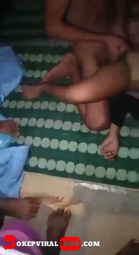rekam teman lagi bercumbu