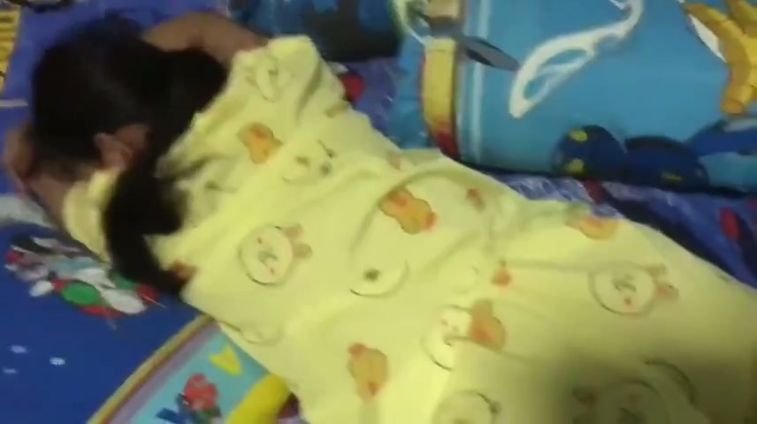 Gangguin adik tidur awalnya gesek² Akhirnya Masuk Juga Walau Rada Sempit