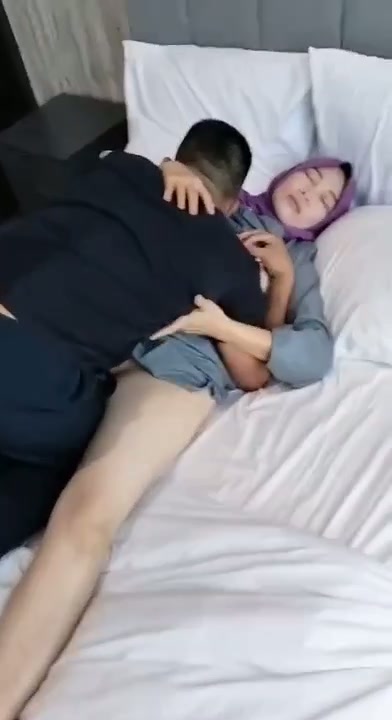 Binor Hijab Ungu Asik Selingkuh Di Hotel Hijab - CHANNEL